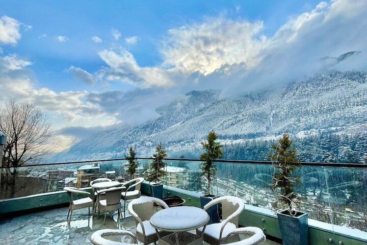 Dining 35 of 48