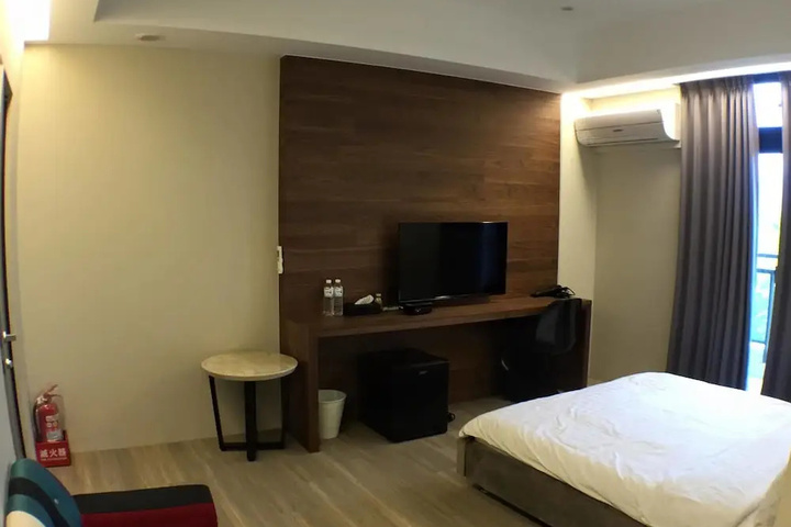 Room 4 of 9