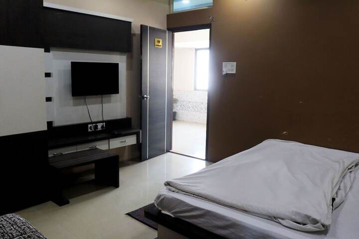 Room 3 of 32
