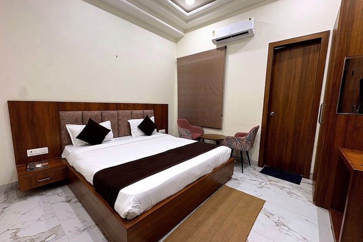 Room 5 of 17