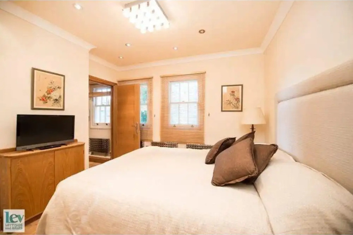Room 3 of 9