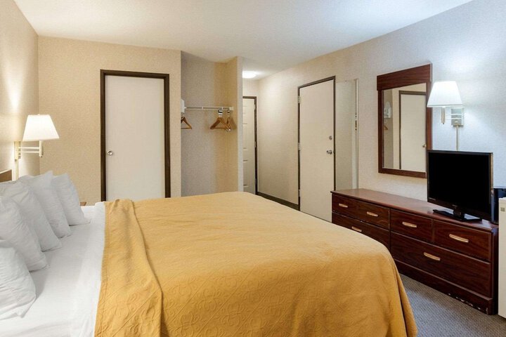 1 King Bed (1 of 6)
