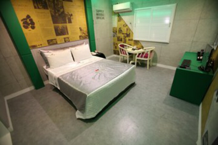 Room 10 of 18