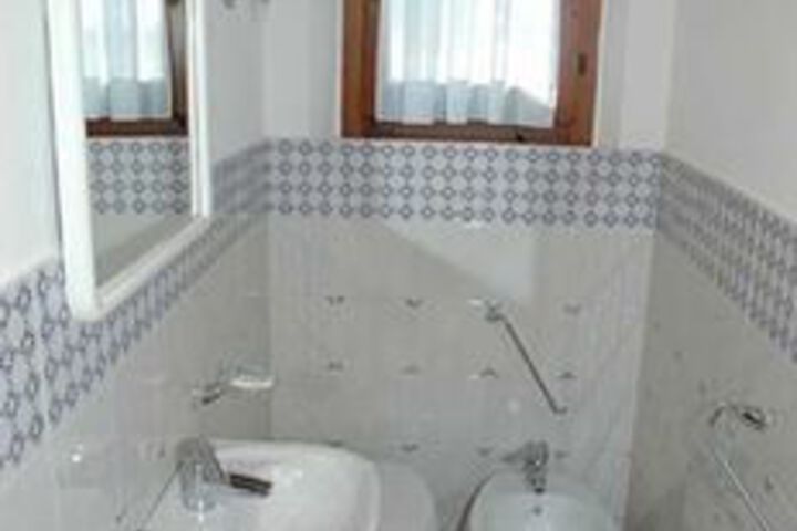 Room 4 of 33