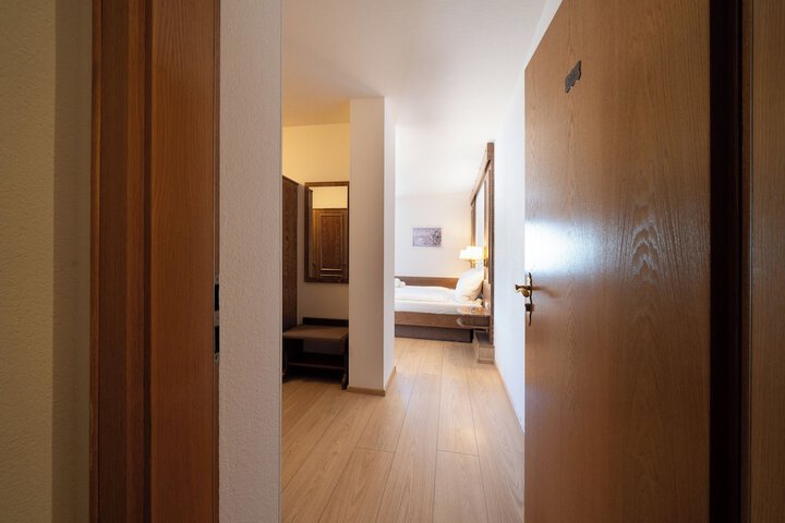 Room 17 of 39