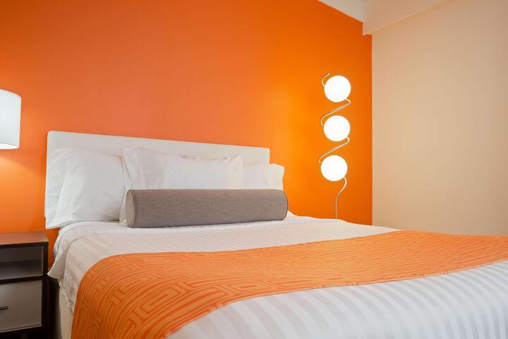 1 King Bed (4 of 10)