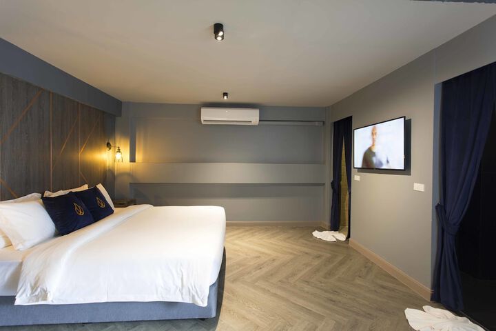 Room 8 of 48