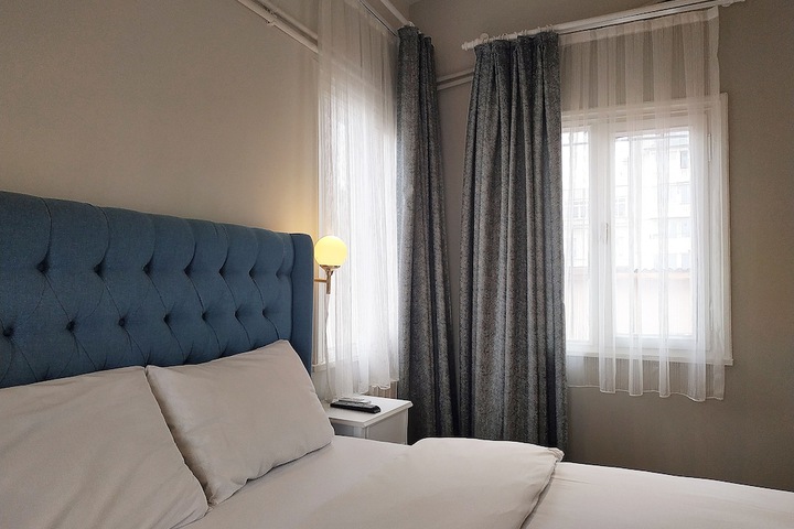 Room 10 of 32