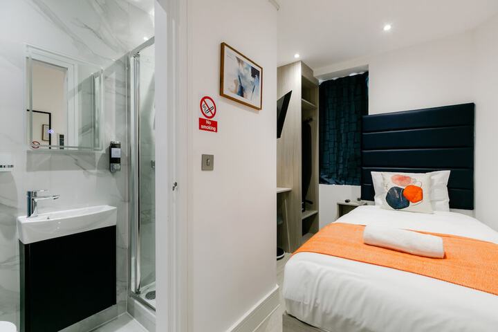 Room 46 of 106