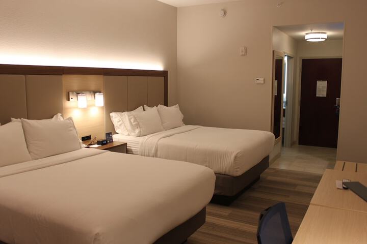 1 King Bed (1 of 14)