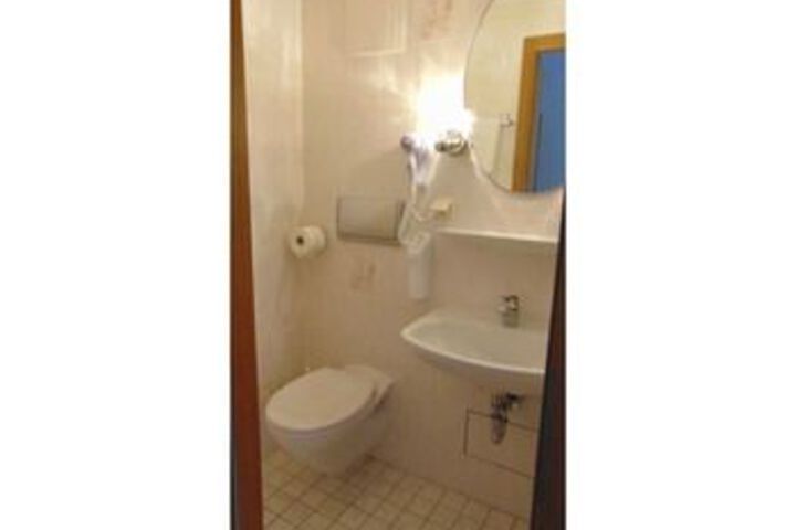 Room 4 of 25