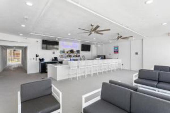 Lounge 13 of 67