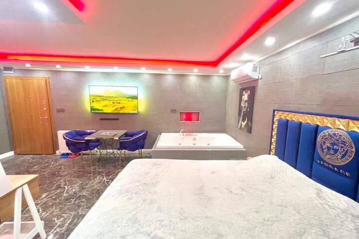 Room 4 of 18