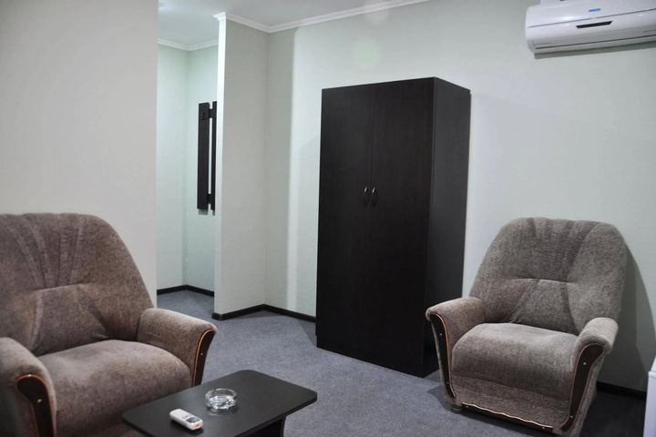 Room 6 of 15