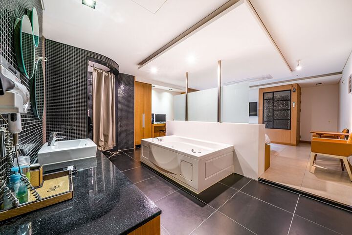 Room 72 of 176