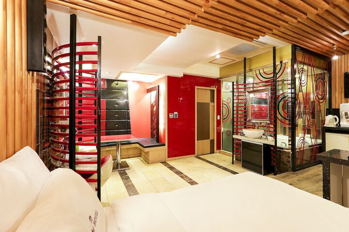 Room 9 of 92