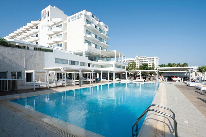 Hotel with Pool
