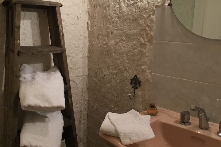 Room 13 of 98
