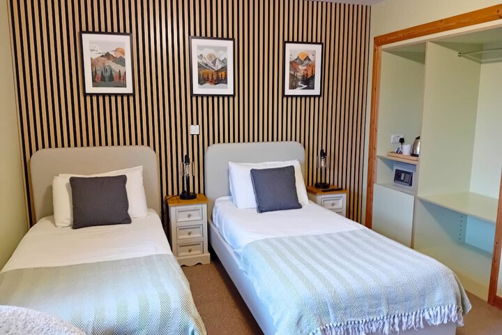 Room 6 of 28