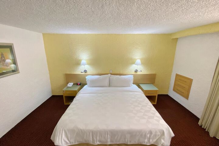 Room 13 of 76