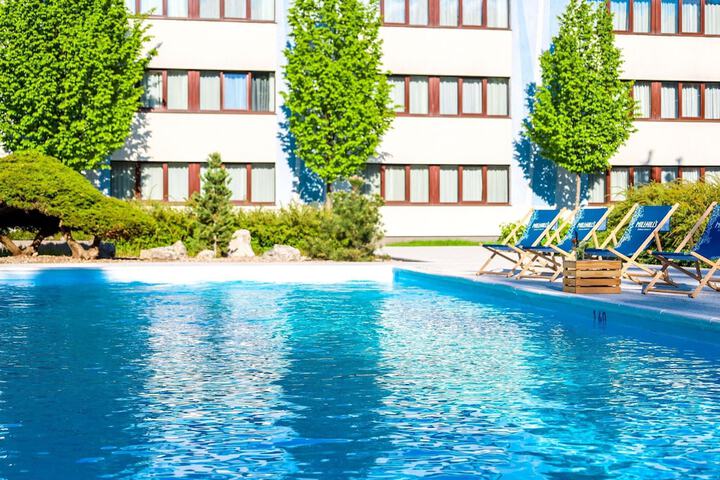 Pool 50 of 141