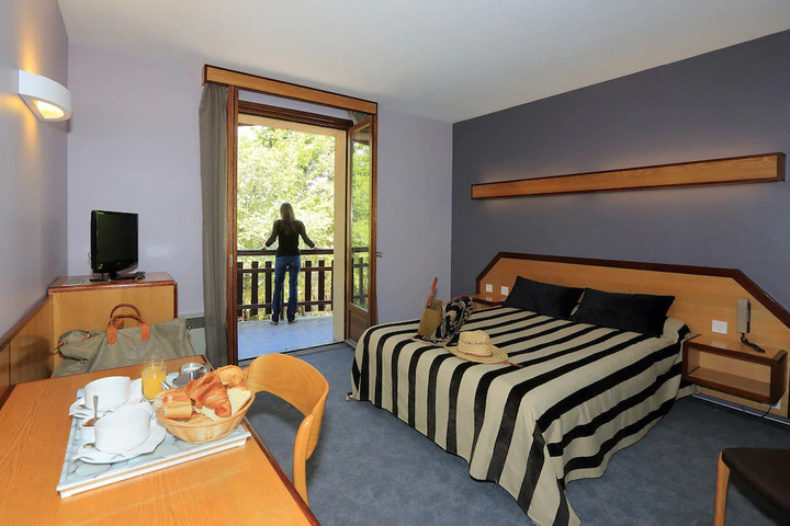 Room 5 of 8