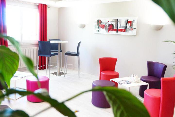 Lounge 3 of 23