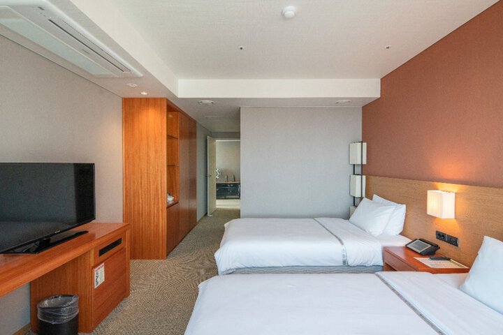 Room 13 of 69