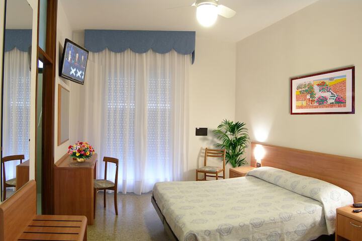 Room 4 of 25