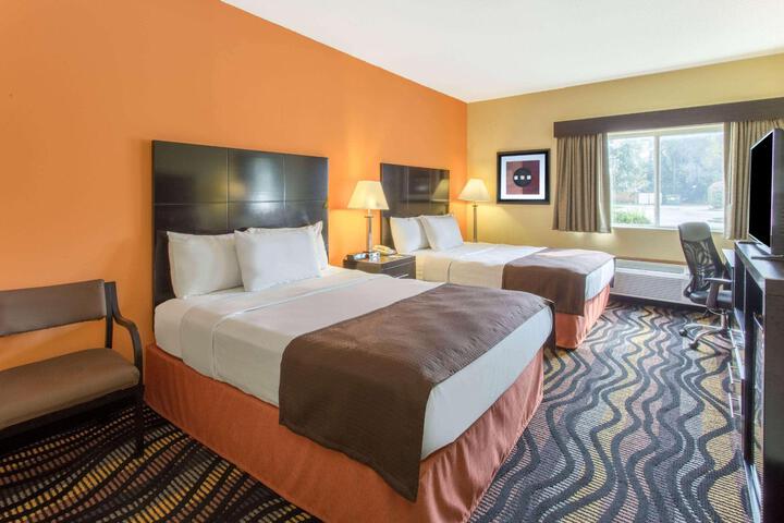 2 Queen Beds (7 of 11)