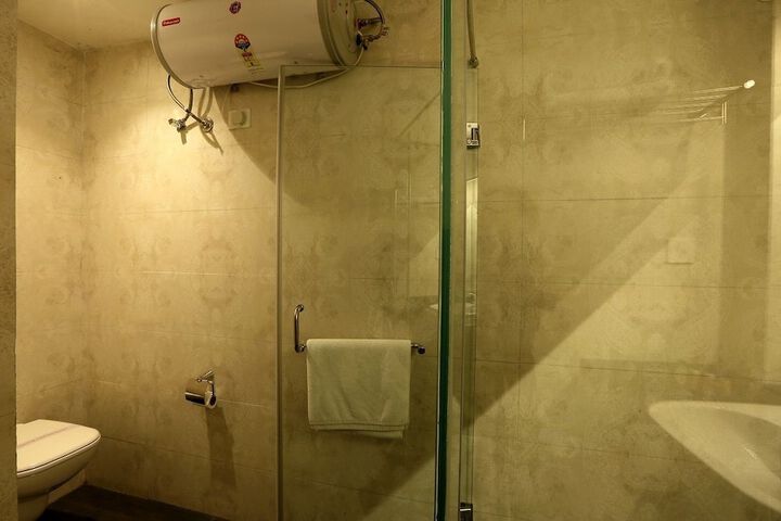 Room 6 of 10