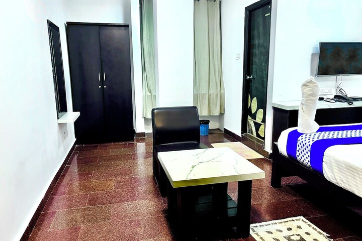 Room 2 of 10