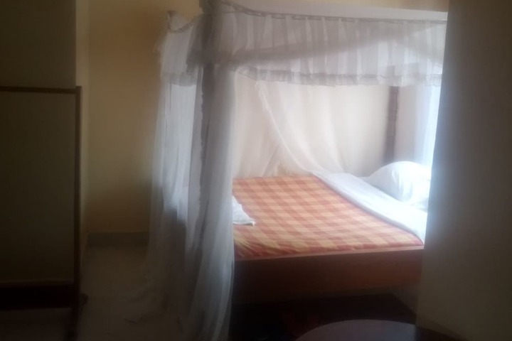 Room 4 of 12