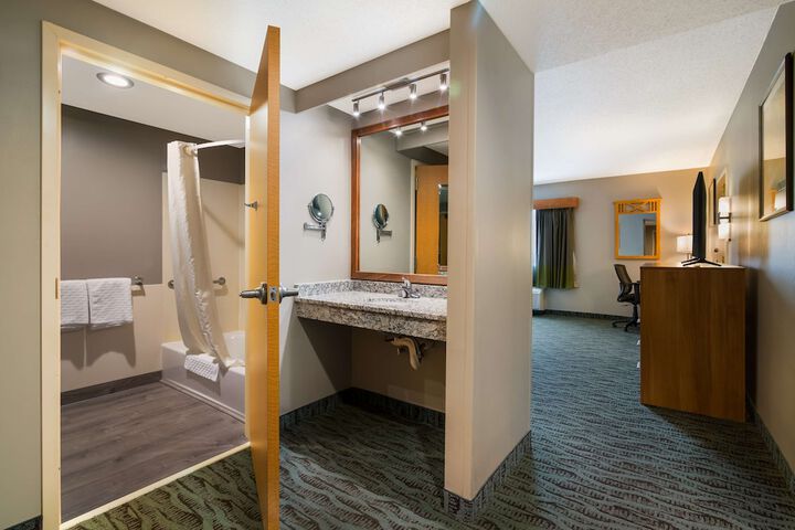 1 King Bed Business Plus Room, Microwave, Refrigerator Full Breakfast (27 of 36)
