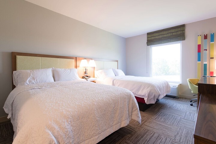 2 Queen Beds Hearing Accessible (1 of 5)