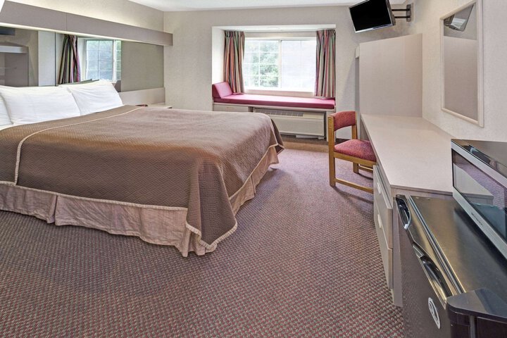 1 Queen Bed (7 of 15)