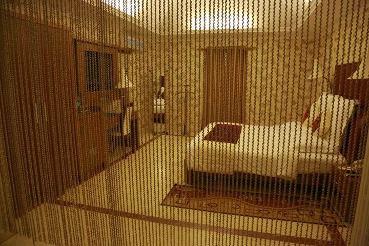 Room 6 of 10