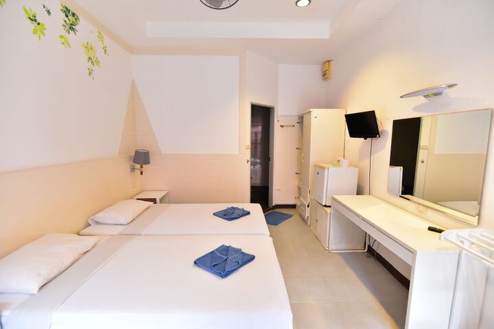 Room 12 of 165
