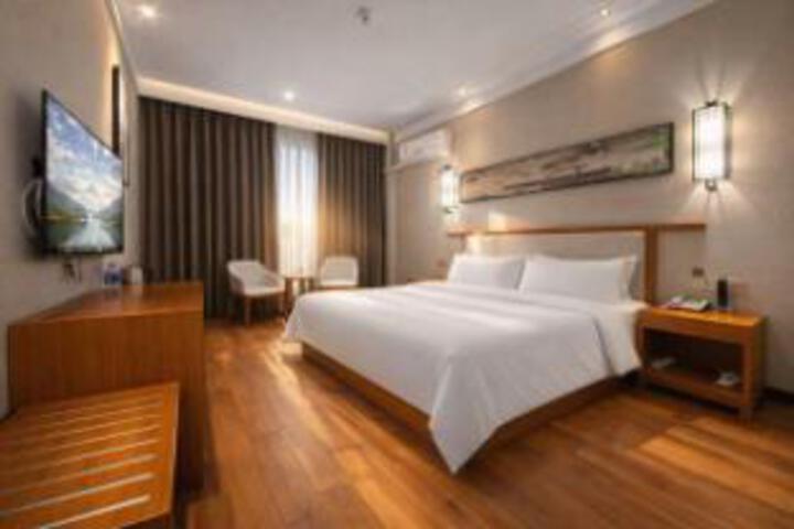 Room 6 of 8