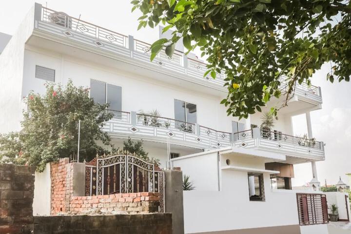 Capital O 61009 Hotel Raj Mahal Sarnath