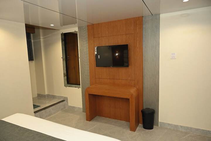 Room 6 of 16