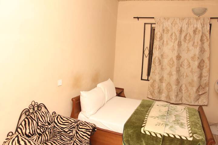 Room 5 of 8