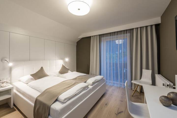 Room 2 of 100