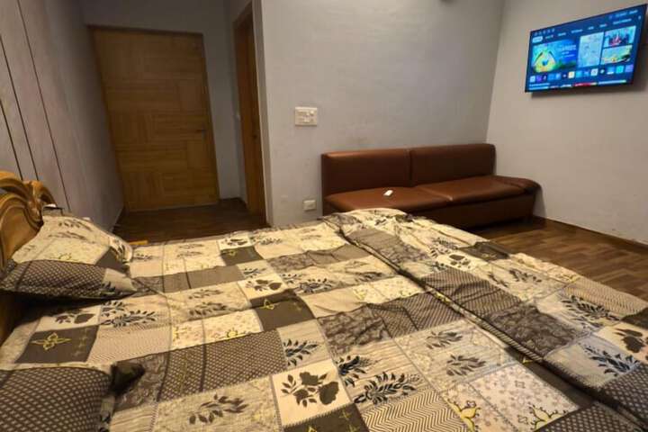 Room 4 of 20