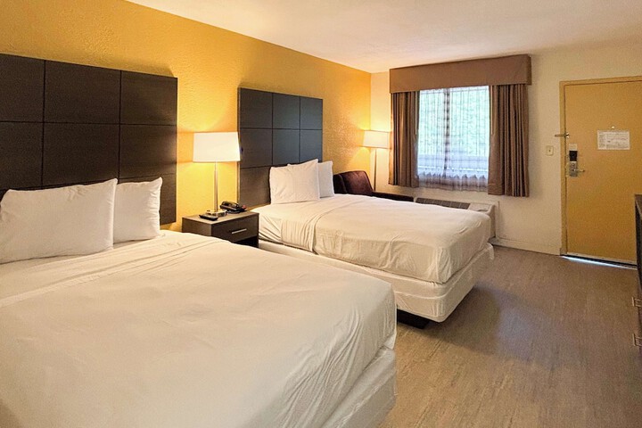 2 Double Beds (6 of 8)
