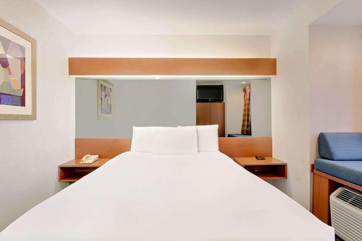 Deluxe Queen Bed (1 of 21)