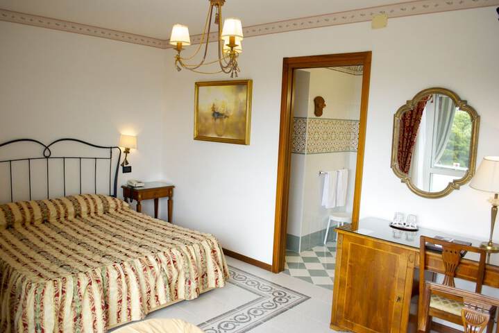 Room 3 of 102