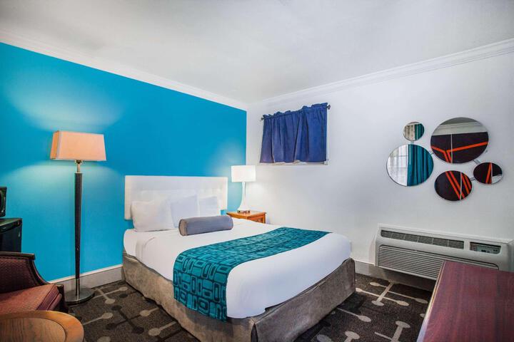 1 Queen Bed (11 of 13)