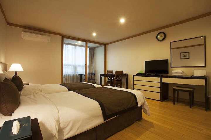 Room 4 of 5