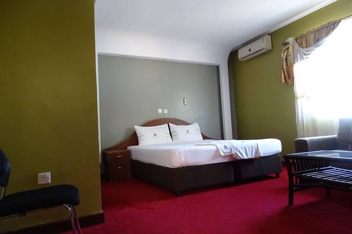 Room 5 of 8